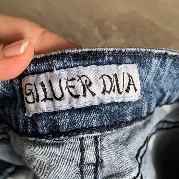 Silver Diva shorts missing button - Picture 4 of 6